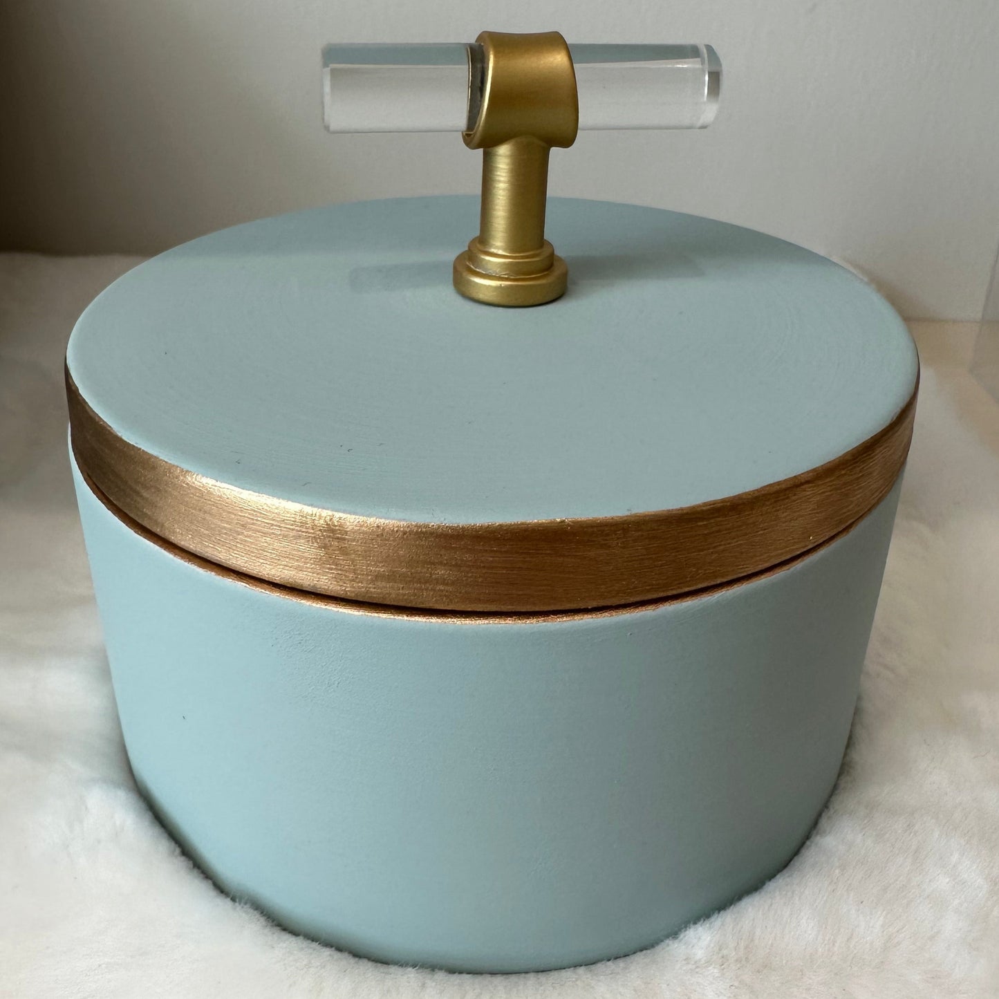 Ceramic box with decorative knob