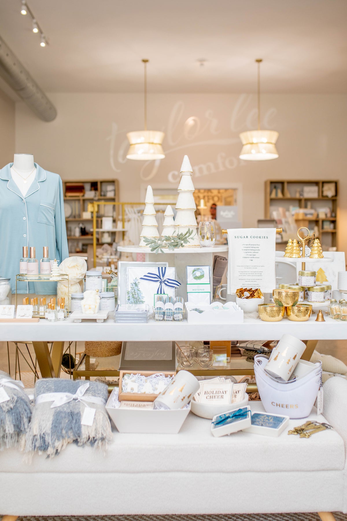 Cozy & Comforting Gifts to Shine This Holiday Season