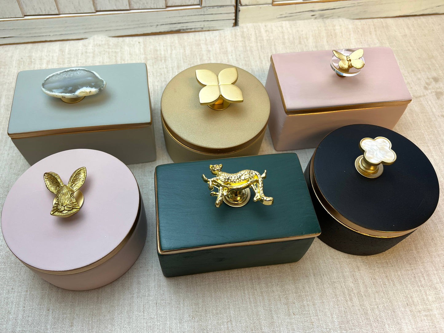 Ceramic box with decorative knob